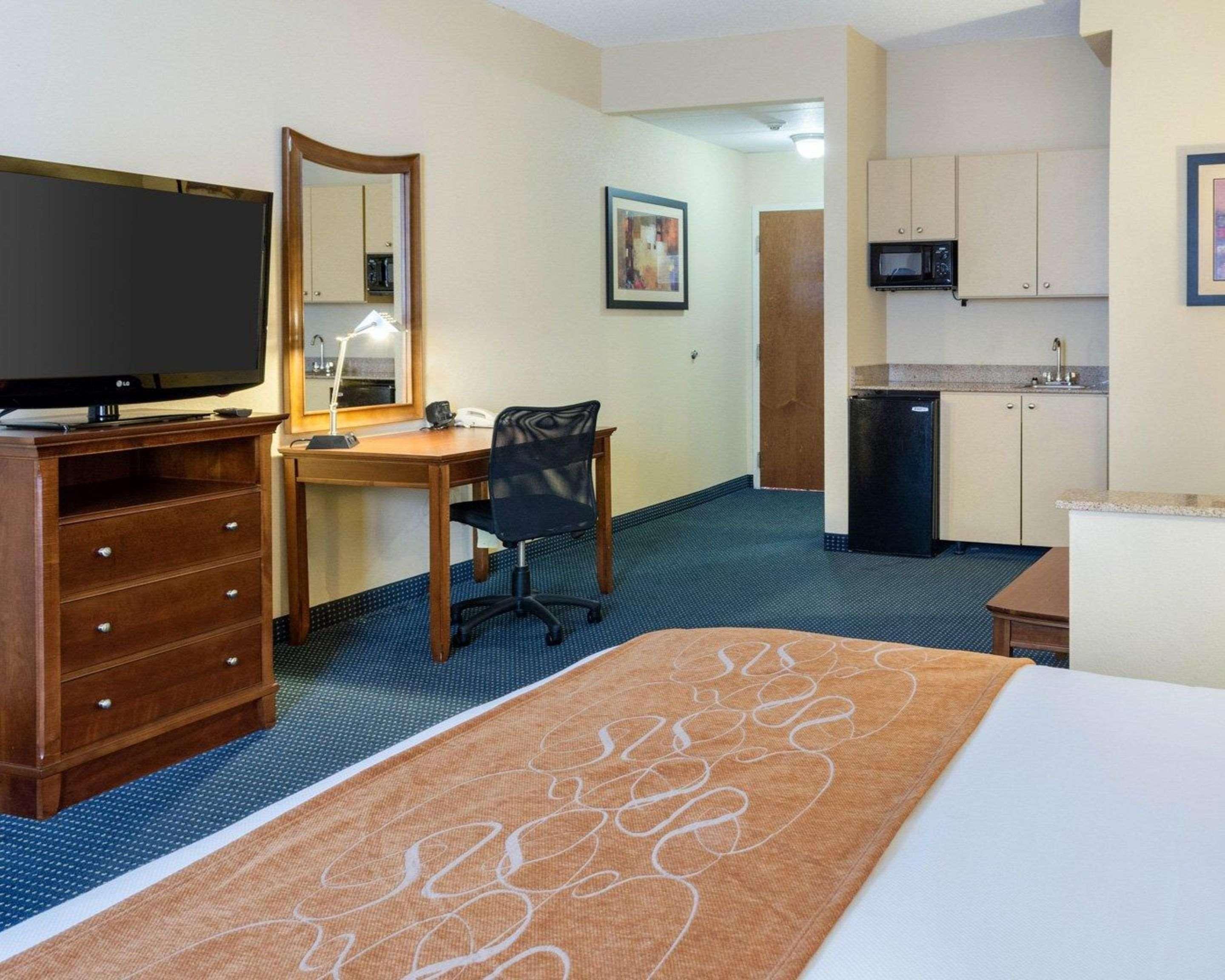 Comfort Suites Newport News Airport Экстерьер фото